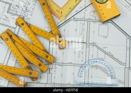 Schreibtisch-Projektleiter. Pläne des Gebäudes. Architekturprojekt. Grundriss entwickelt, aufbauend auf der Zeichnung. Stockfoto