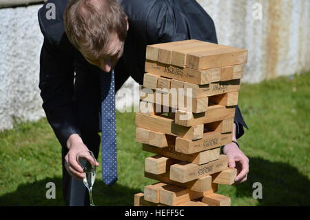 Eine Partie Jenga während einer Hochzeitsfeier Stockfoto