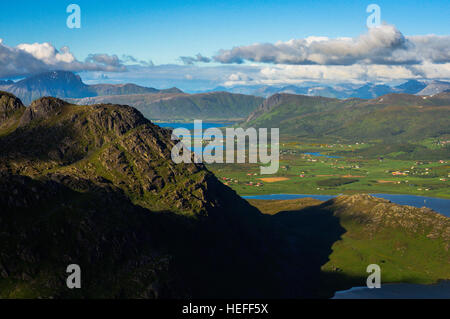 Draufsicht auf Norwegen Dörfer. Kabinen, umgeben von Seen, Bergen und Feldern Stockfoto