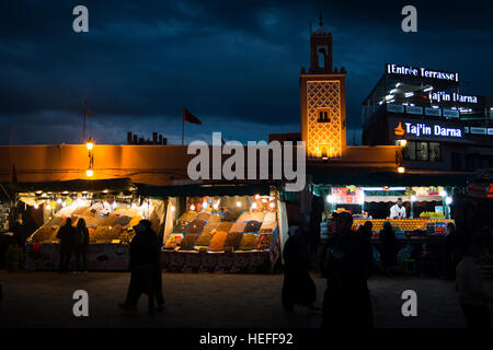 Marrakesch, Marokko - Dezember 2016: Menschen Sie im Laufe des Abends auf Hochbetrieb wichtigsten Platz von Marrakesch in Marokko namens Jeema el Fna, mit vielen f Stockfoto