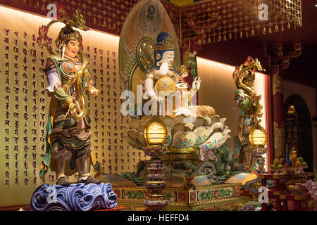 Innere des Buddha Tooth Relic Tempels in Chinatown, Singapur Stockfoto