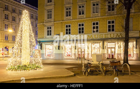 Wien, Österreich-11. Dezember 2016: Das Café Museum für Weihnachten liegt in der Nähe Staatsoper Haus eingerichtet. Stockfoto