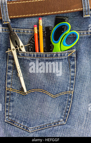 Schule-Werkzeugsatz in eine Tasche von einer blauen jeans Stockfoto