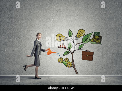 Junge Geschäftsfrau in leeren Raum Gießen gezeichnete Wachstumskonzept mit can Stockfoto