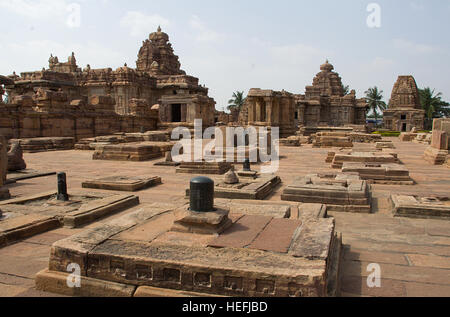 Ein Array von Gast Tempel, einige der in dilatierten Zustand an Pattadakal, Bagalkot Bezirk, Karnataka, Indien, Asien Stockfoto