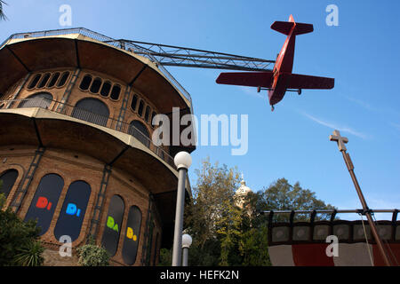 Flugzeug-Karussell in Tibidabo Vergnügungspark Tibidabo, Barcelona, Spanien. Der Tibidabo-Freizeitpark, Barcelona, Spanien. Tibidabo ist ein Berg overlookin Stockfoto