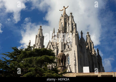 Der Haupteingang des Temple Expiatori del Sagrat Cor, Barcelona, Spanien. Tempel des Heiligen Herzens. Kirche des Heiligsten Herzens Jesu am Gipfel des Stockfoto