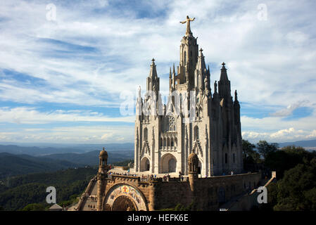 Der Haupteingang des Temple Expiatori del Sagrat Cor, Barcelona, Spanien. Tempel des Heiligen Herzens. Kirche des Heiligsten Herzens Jesu am Gipfel des Stockfoto