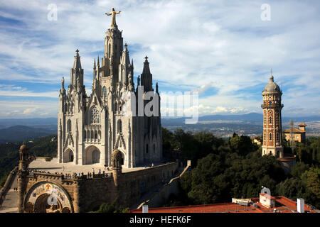 Der Haupteingang des Temple Expiatori del Sagrat Cor, Barcelona, Spanien. Tempel des Heiligen Herzens. Kirche des Heiligsten Herzens Jesu am Gipfel des Stockfoto