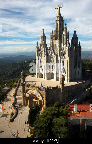 Der Haupteingang des Temple Expiatori del Sagrat Cor, Barcelona, Spanien. Tempel des Heiligen Herzens. Kirche des Heiligsten Herzens Jesu am Gipfel des Stockfoto