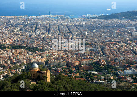 Blick und Skyline von Barcelona vom Berg Tibidabo. Stockfoto