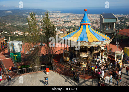 Karussell, Tibidabo, Barcelona. Der Tibidabo-Freizeitpark, Barcelona, Spanien. Tibidabo ist ein Berg mit Blick auf Barcelona, Katalonien, Spanien. Bei 512 mete Stockfoto