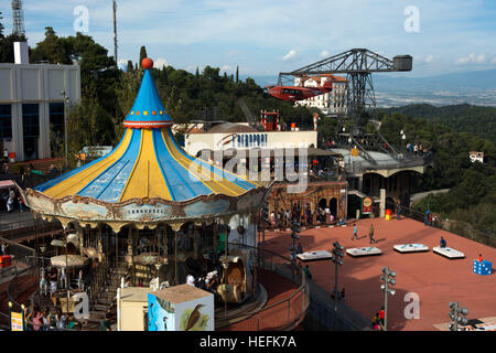 Karussell, Tibidabo, Barcelona. Der Tibidabo-Freizeitpark, Barcelona, Spanien. Tibidabo ist ein Berg mit Blick auf Barcelona, Katalonien, Spanien. Bei 512 mete Stockfoto