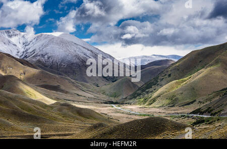 Blick vom Lindis Pass-Tarras Rd Waitaki District. Regionen Canterbury und Otago, Neuseeland Stockfoto