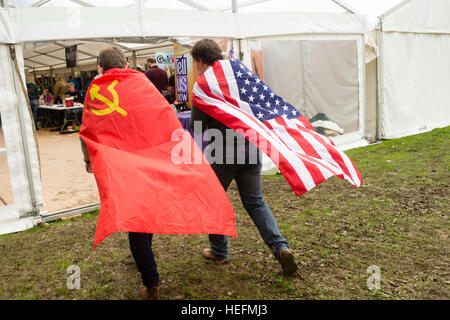 Universitätsausbildung UK: Freshers Woche Veranstaltungen in Aberystwyth University - Studenten auf dem Campus verbinden soziales und Sport-Verbände - September 2016-zwei junge Männer in amerikanischen und russischen Flaggen nebeneinander Stockfoto