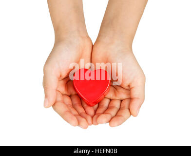 Herz-Pflege, medizinisches Konzept. Herz in die Hände eines Kindes. Isoliert auf weiss. Stockfoto