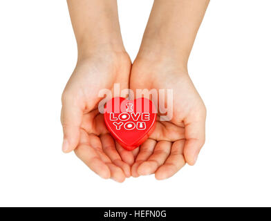 Herz-Pflege, medizinisches Konzept. Herz in die Hände eines Kindes. Isoliert auf weiss. Stockfoto