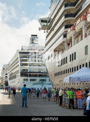 Sicherheits-checks auf Wiedereinsteigen Kreuzfahrtschiff Passagiere. Cunard Queen Victoria in Dubrovnik Stockfoto