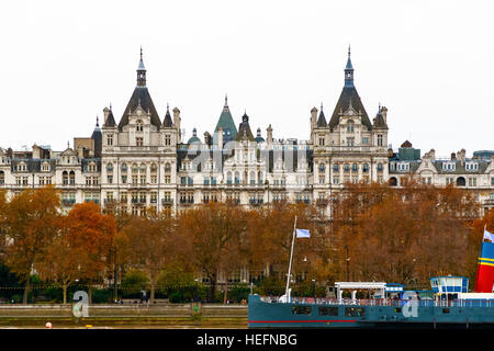 Das Royal Horseguards Hotel von Southbank in London gesehen Stockfoto