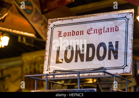 Replikat Vintage London Straße Zeichen auf dem Display an der Southbank Centre Wintermarkt Stockfoto