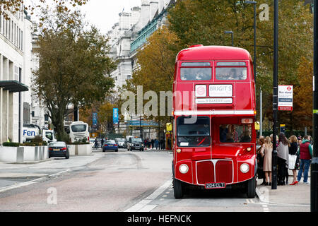 London, UK - Leute 19. November 2016 - einsteigen in den roten Bus für einen Nachmittag Tee-Bustour Stockfoto