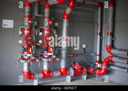 Des Systems Cooper Heizungsrohre mit Kugelhähnen Stockfoto