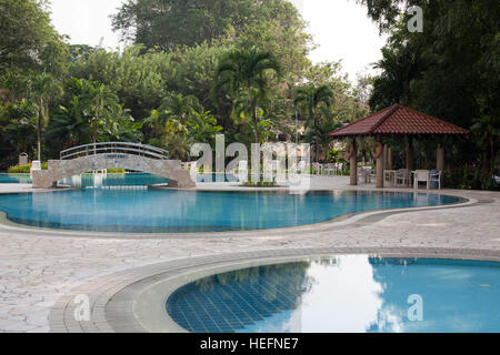Moderne Villa mit Pool und Pavillon im freien Stockfoto
