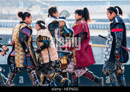 Japanische Yosakoi Festival. Tänzer gekleidet wie Samurai Warriors, kurze Show auf der Bühne mit Kumamoto Schloss im Hintergrund. Stockfoto