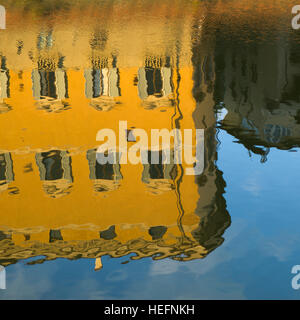 Reflexion von einem gelben Gebäude im Wasser, Fluss Arno, Ponte Vecchio, Florenz, Toskana, Italien Stockfoto