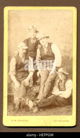 Carte de Visite-Porträt der Gruppe von Tänzern möglicherweise verstopfen oder Morris Dancers Stockfoto
