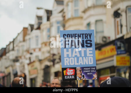 Charlton Athletic und Coventry City Fans protestieren im Tal, Charlton, Süd-Ost-London. Stockfoto