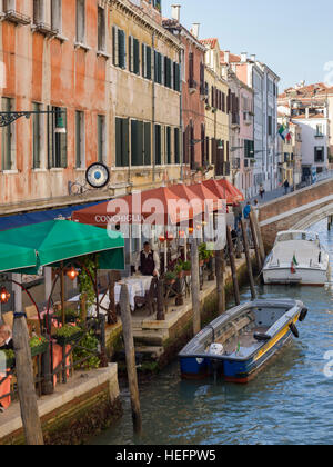 Straßencafé an der Kanalseite, Venedig, Veneto, Italien Stockfoto