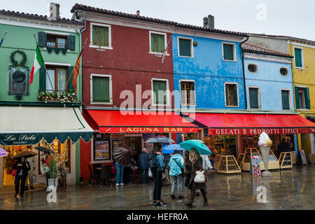 Menschen, die Schirme bei Regen auf der Straße, Burano, Venedig, Veneto, Italien Stockfoto