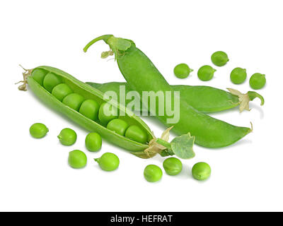 Süße Erbsen. Frische Erbsenschoten isoliert auf weißem Hintergrund. Eine Erbse Pod ist offen. Stockfoto