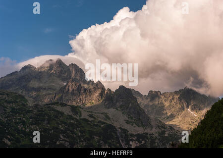 Schöne große weiße Wolken über Berggipfel. Tatry. Slowakei Stockfoto