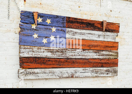 Amerikanische Flagge auf Holz gemalt hängen an der Fassade eines Gebäudes in South Central Germany. Stockfoto