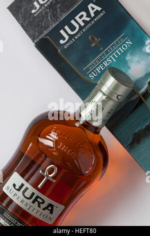 Jura Superstition - Jura Single Malt Scotch Whisky leicht wiederholten - Blick hinunter auf der Flasche aus der Box auf weißem Hintergrund entfernt Stockfoto