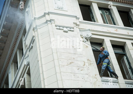 Er liegt ein langer Weg! Gebäudeunterhalt kubanischen Stil! Stockfoto