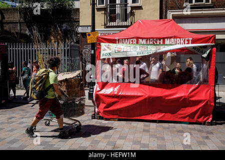 GV Aufnahme des unteren Marsh auf der Rückseite Waterloo Station. Eine Oase der Ruhe von der Hektik von London und tolles Essen. Stockfoto