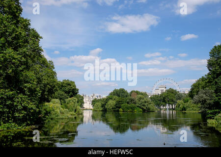 Allgemeine Auffassung an einem schönen Sommertag in St James Park, London Stockfoto