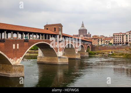 Blick auf die Alte Brücke (Ponte Vecchio) und den Dom in Pavia. Italien. Stockfoto