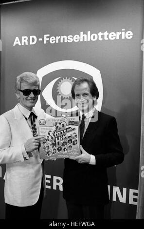 Ein Platz an der Sonne, Fernsehlotterie, Deutschland 1983, deutscher Sänger Heino wirbt zusammen mit Moderator Max Schautzer für Deutsche Fernsehlotterie. Stockfoto