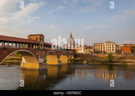 Blick auf die Alte Brücke (Ponte Vecchio) und den Dom in Pavia. Italien. Stockfoto