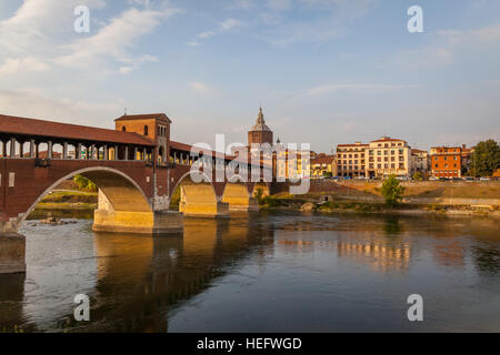 Blick auf die Alte Brücke (Ponte Vecchio) und den Dom in Pavia. Italien. Stockfoto