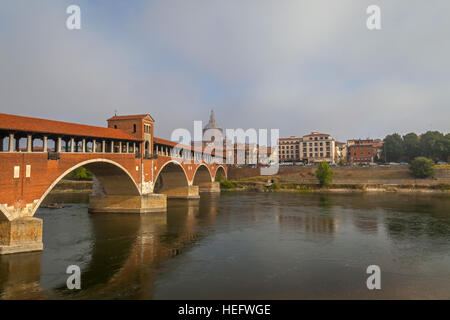 Blick auf die Alte Brücke (Ponte Vecchio) und den Dom in Pavia. Italien. Stockfoto