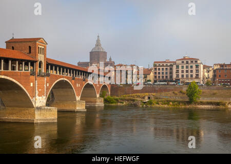 Blick auf die Alte Brücke (Ponte Vecchio) und den Dom in Pavia. Italien. Stockfoto