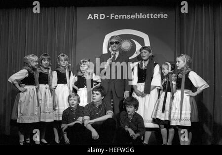 Ein Platz an der Sonne, Fernsehlotterie, Deutschland 1983, deutscher Sänger Heino wirbt für die Deutsche Fernsehlotterie inmitten eines Kinderchors. Stockfoto