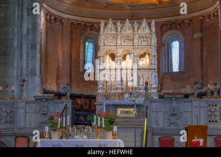 Die Arche des heiligen Augustinus von Hippo, im Presbyterium der Basilika San Pietro in Ciel d' Oro in Pavia, Italien. Stockfoto