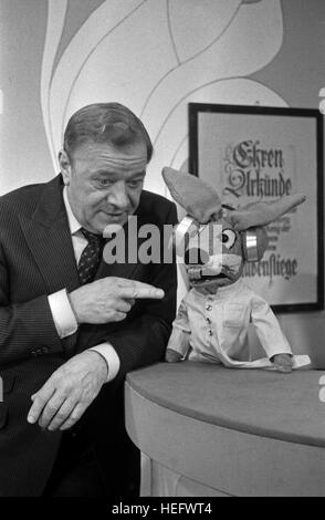 Spaß Muss Sein, Kinderfernsehserie Mit Hase Cäsar Und Stars, Deutschland 1980er Jahre. Mitwirkende: Arno Görke Stockfoto