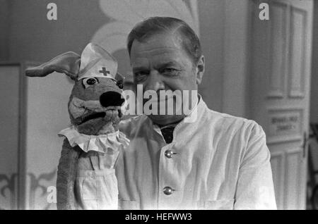 Spaß Muss Sein, Kinderfernsehserie Mit Hase Cäsar Und Stars, Deutschland 1980er Jahre. Mitwirkende: Arno Görke Stockfoto